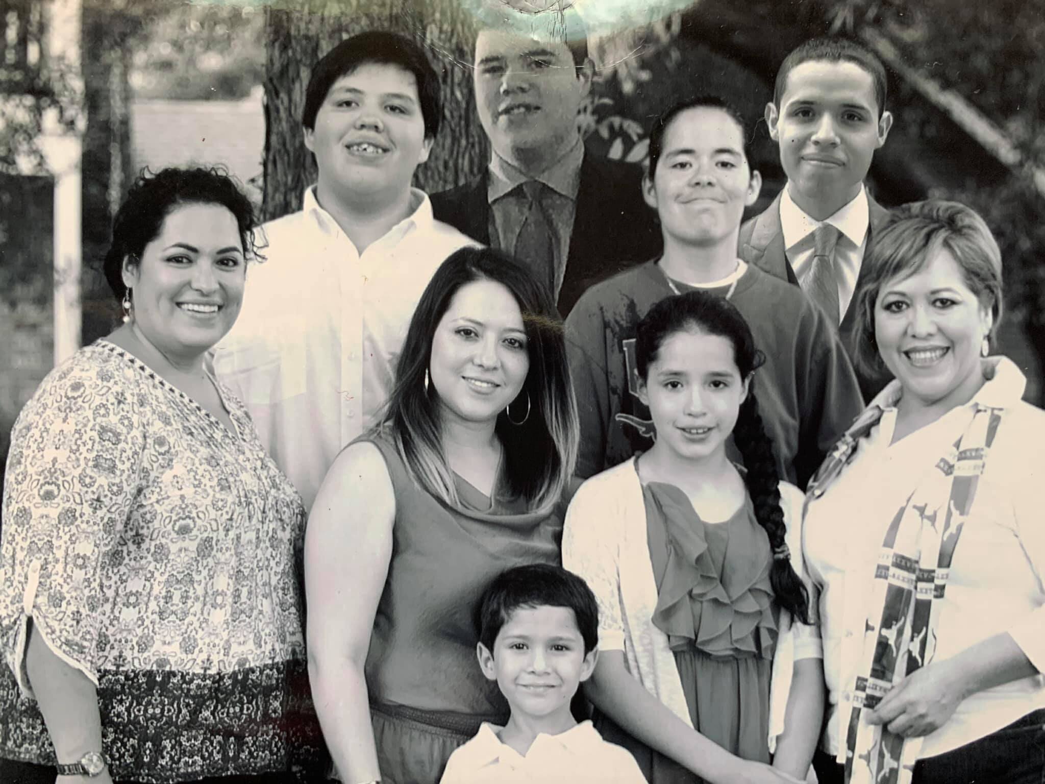 An image of Ninfa Espinoza with her eight kids.